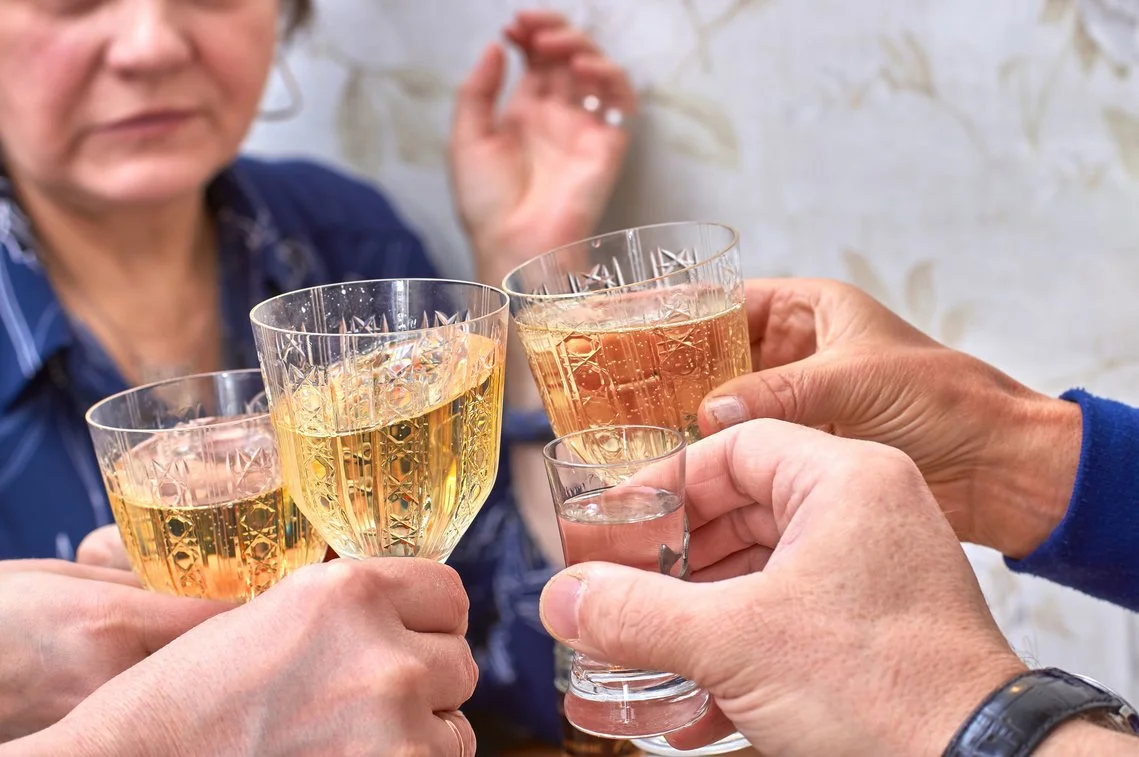 Siedzący w domach Polacy kupują mniej alkoholu.