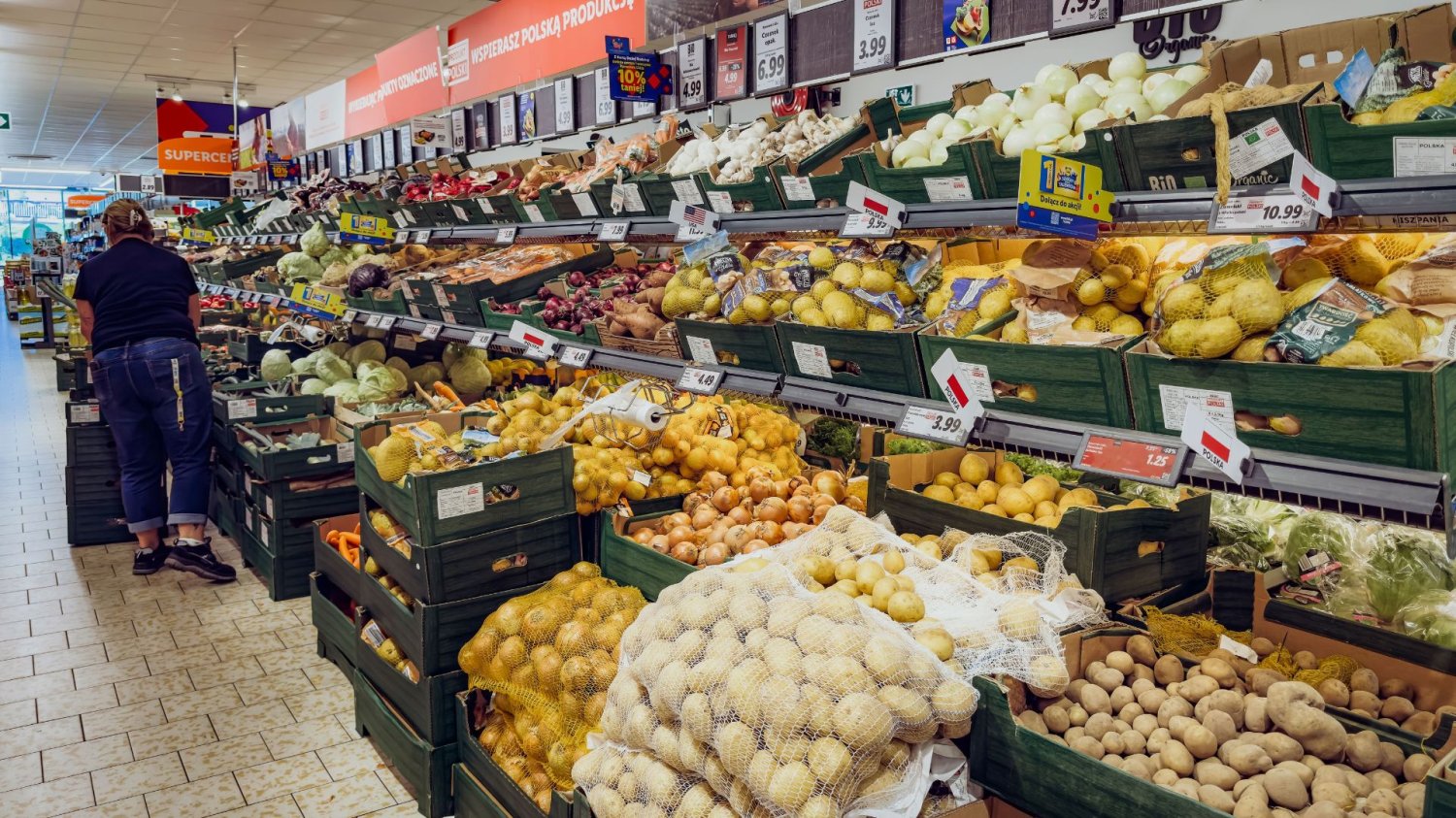 Warzywa i owoce w sklepie Lidl.