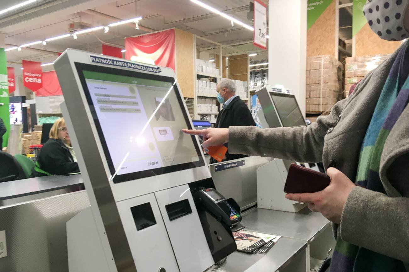 Kasa samoobsługowa w sklepie.