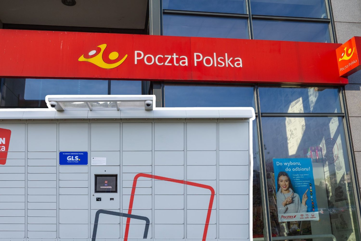 Logo Poczty Polskiej, maszyny Orlen Paczki.