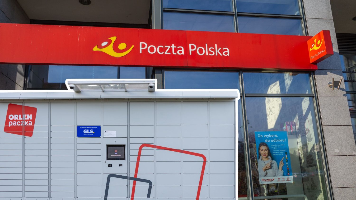 Logo Poczty Polskiej, maszyny Orlen Paczki.