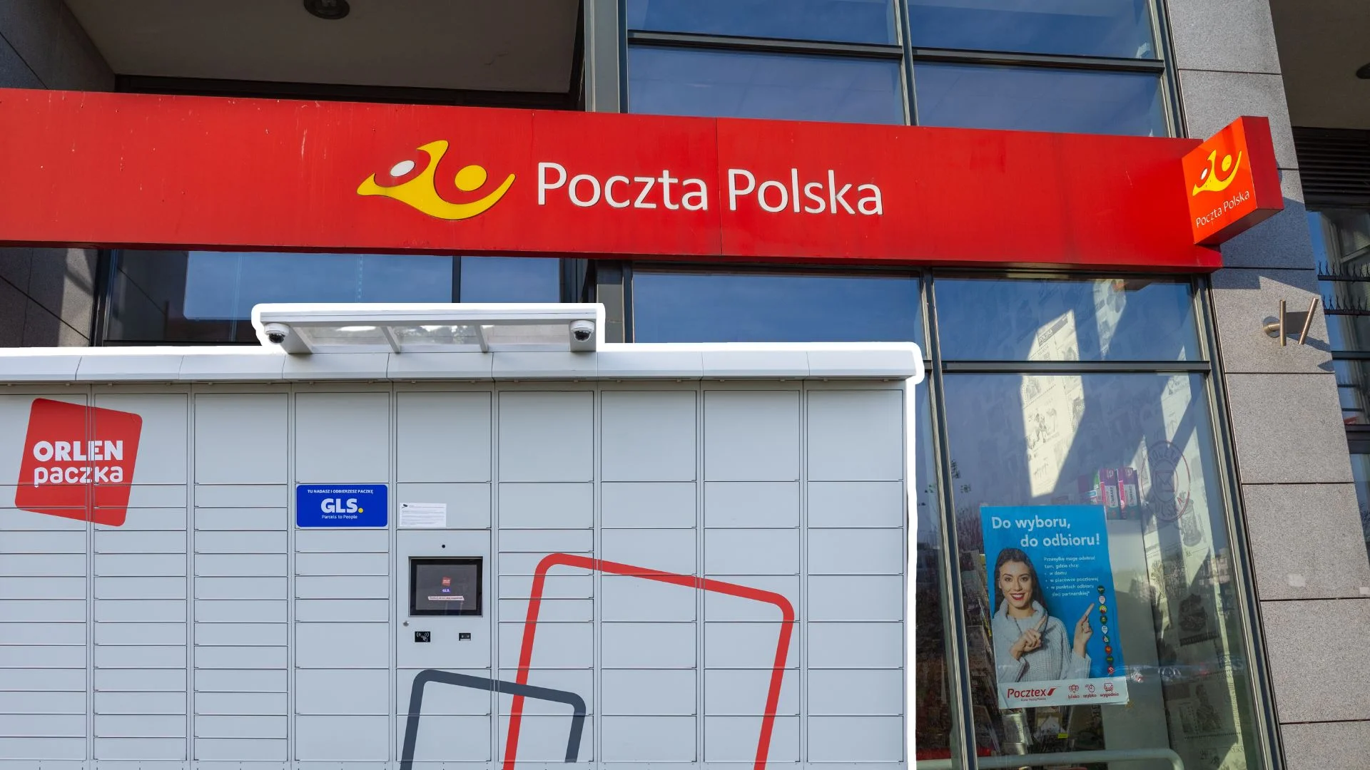Logo Poczty Polskiej, maszyny Orlen Paczki.