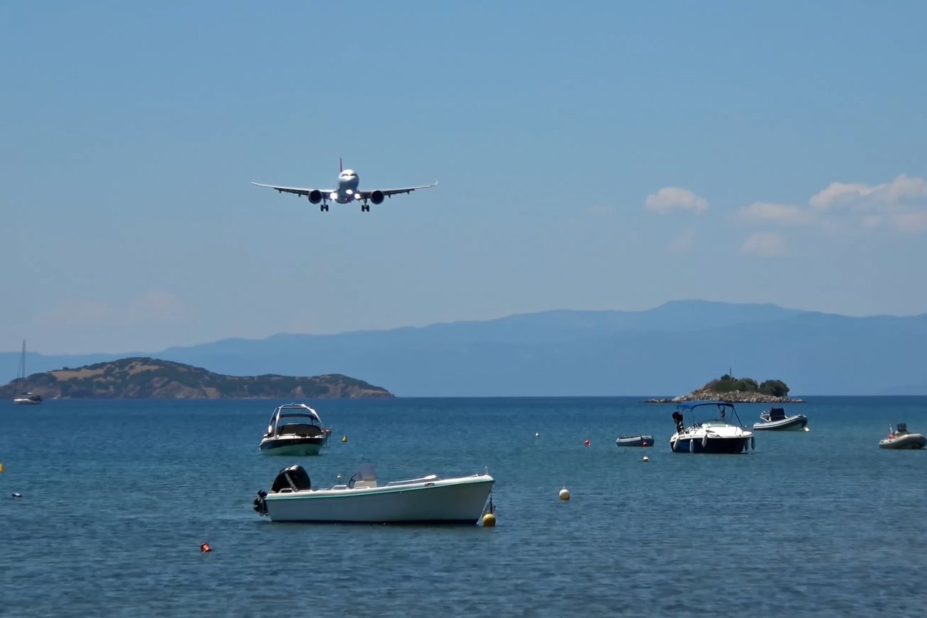 Niskie lądowanie samolotu — greckie lotnisko Skiathos