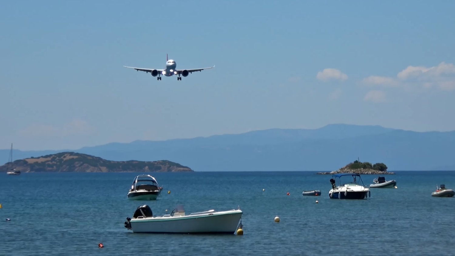 Niskie lądowanie samolotu — greckie lotnisko Skiathos