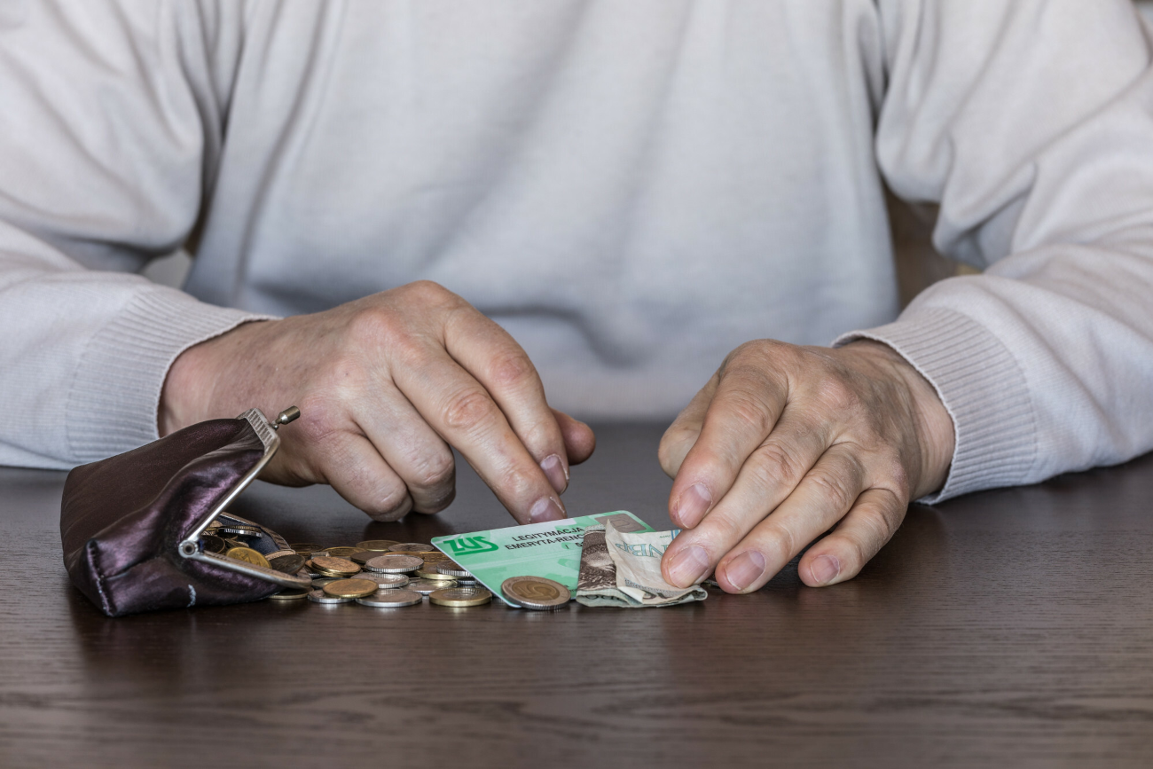 Emeryci dostali niższe podwyżki niż politycy. Seniorzy są oburzeni.