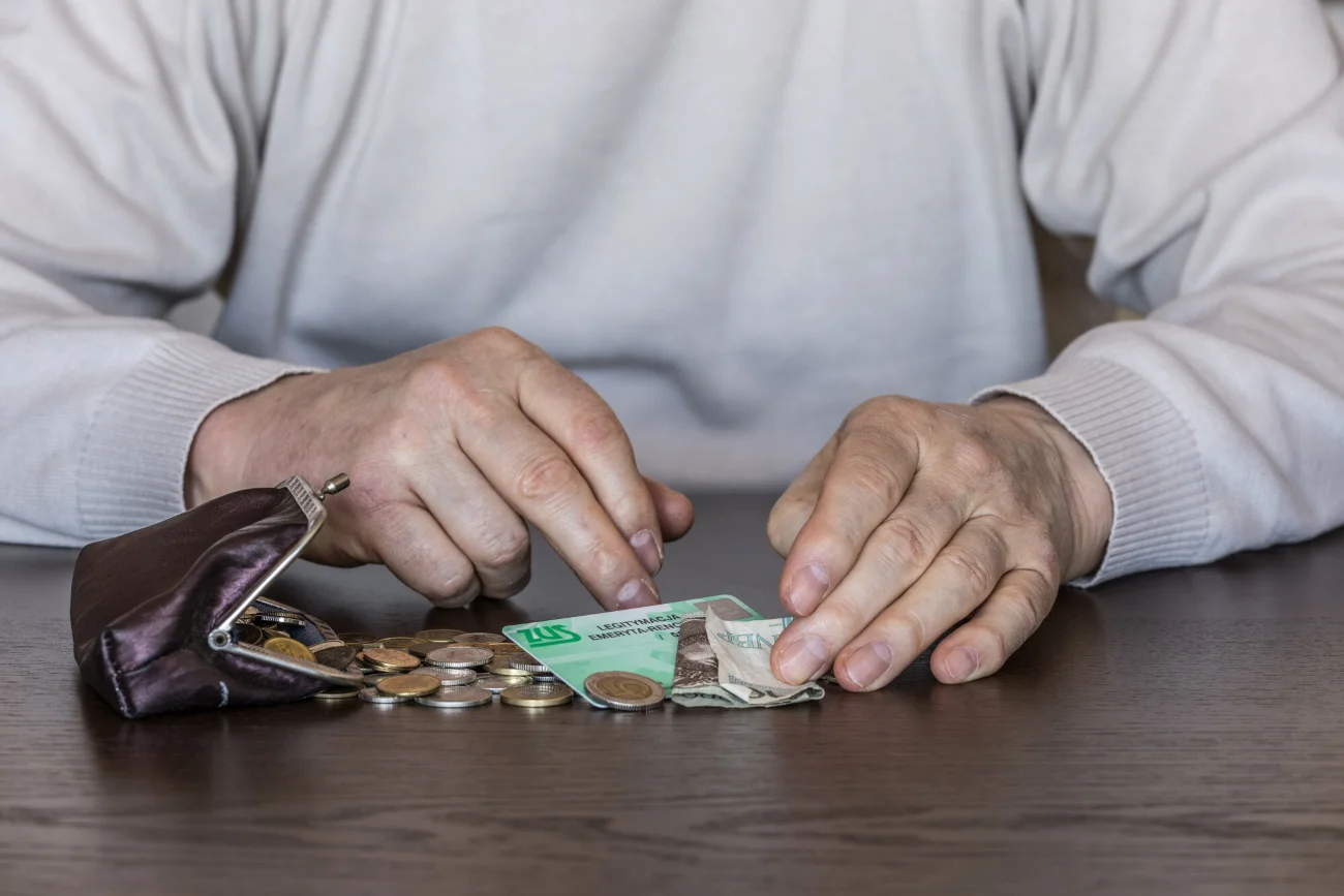 Emeryci dostali niższe podwyżki niż politycy. Seniorzy są oburzeni.
