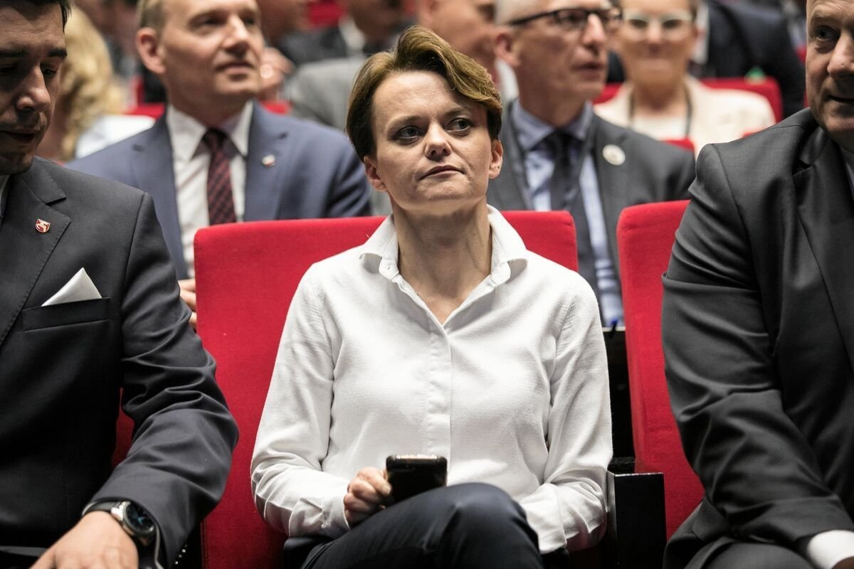 Minister przedsiębiorczości i technologii Jadwiga Emilewicz zagroziła podaniem się do dymisji jeśli zniesiony zostanie limit składek ZUS.