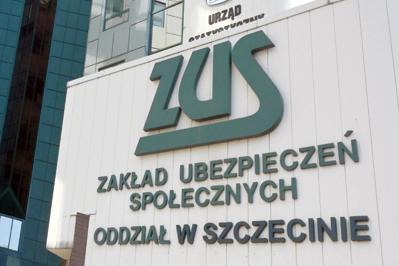 Logo Zakładu Ubezpieczeń Społecznych ZUS na budynku siedziby ZUS-u, Szczecin