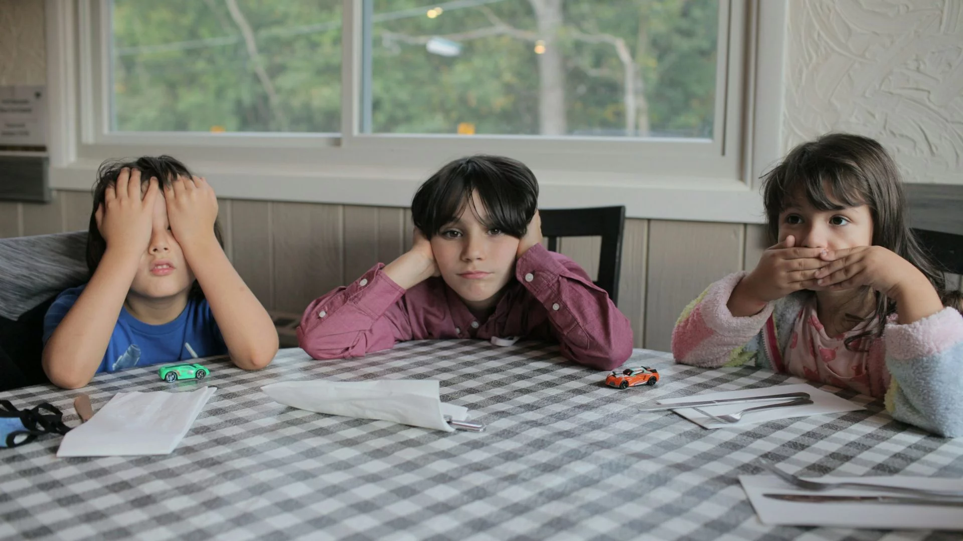 Dzieci siedzące przy stole.