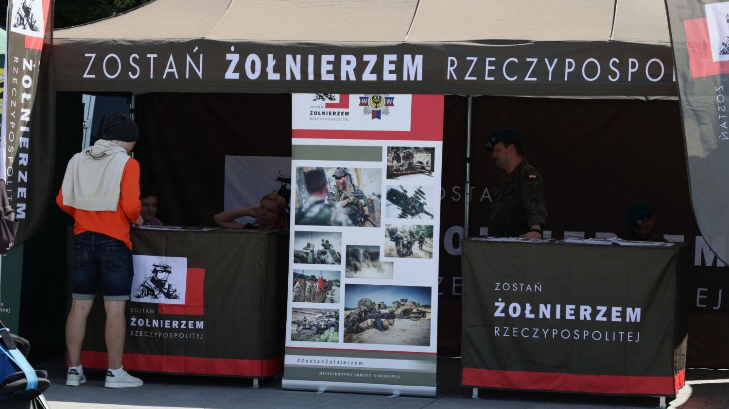 Klasy wojskowe coraz popularniejsze w Polsce. Niemcy: "Polska jest skazana na ochotników" Rekrutacja do wojska RP. Niemiecka prasa komentuje polskie sposoby zwiększania szeregów.