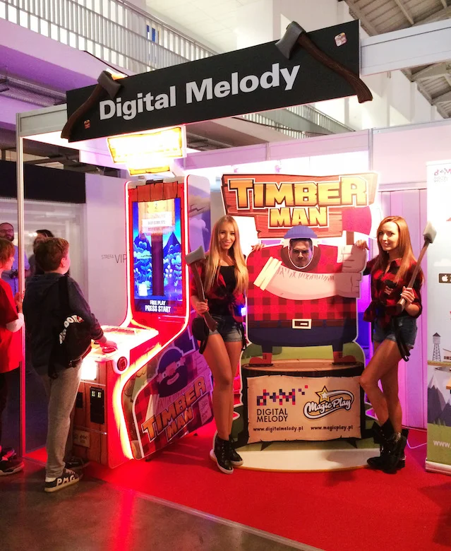 Timberman na maszynie arcade na targach PGA.