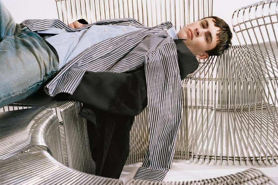 Najnowsza prowokacja firmy Balenciaga: T-Shirt Shirt. Innymi słowy - zszyte razem koszula z koszulką, sprzedawane w cenie czterech.