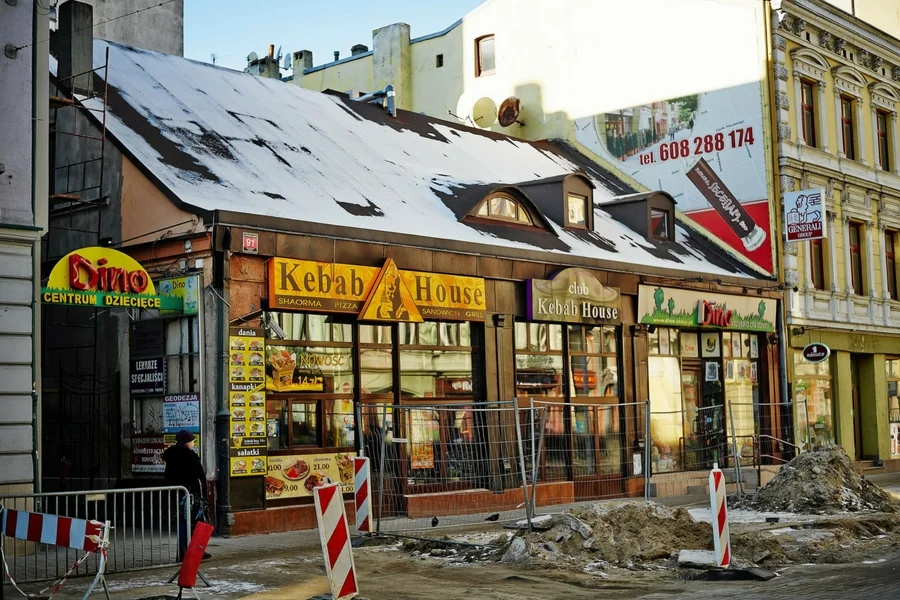 W dużych miastach markety Dino nikną wśród innych sklepów.