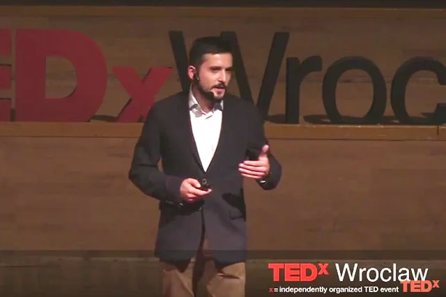 Leszek Orzechowski ze Space is More podczas konferencji TEDxWroclaw