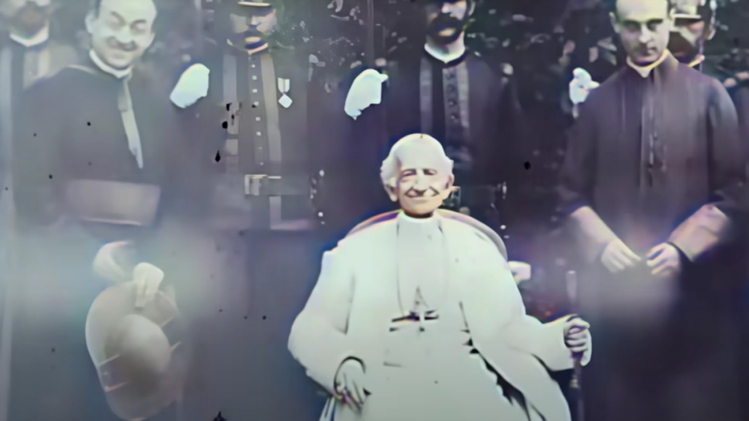 Najstarsze nagranie osoby pochodzi z 26 lutego 1896 roku, ukazany na nim papież Leon XIII miał wówczas 86 lat.