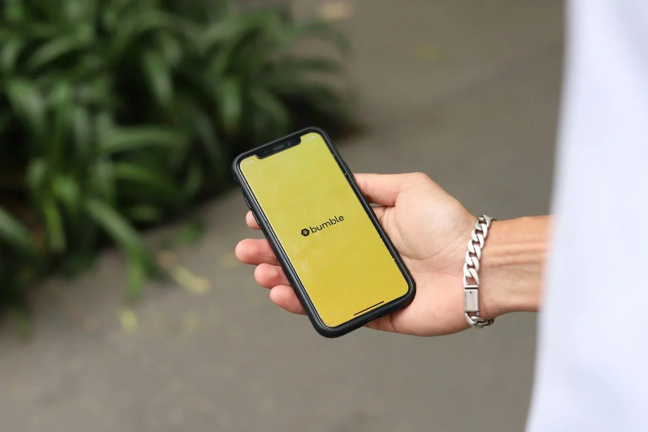 Bumble szuka nowych rozwiązań, żeby zachęcić nowych użytkowników i użytkowniczki.