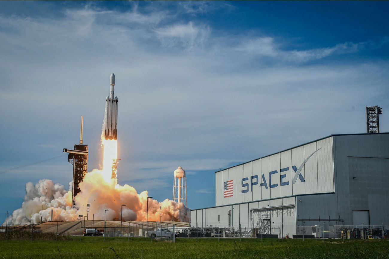 Rakieta SpaceX Falcon Heavy niosąca satelity, startuje z Kennedy Space Center w czerwcu.
