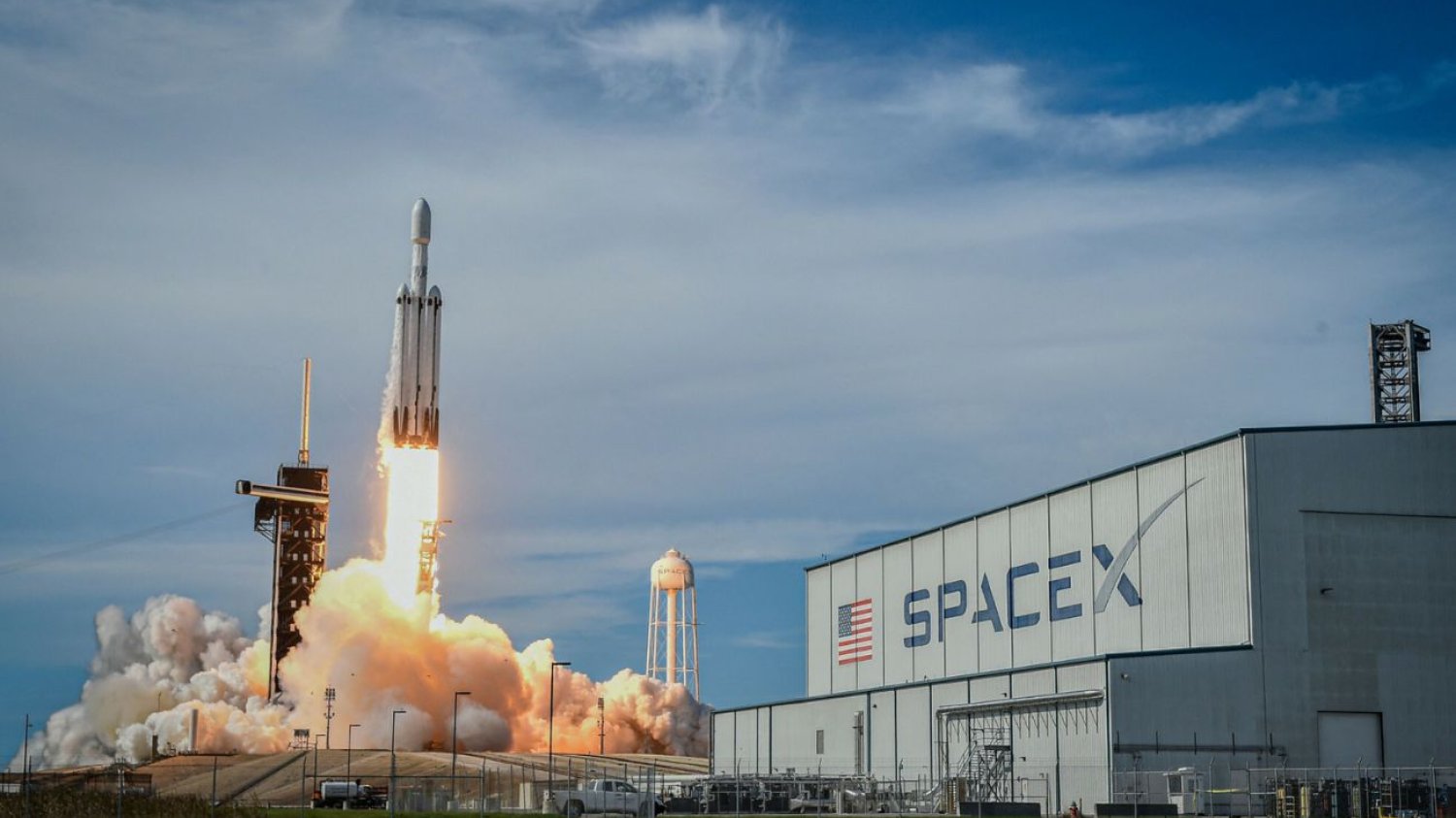 Rakieta SpaceX Falcon Heavy niosąca satelity, startuje z Kennedy Space Center w czerwcu.