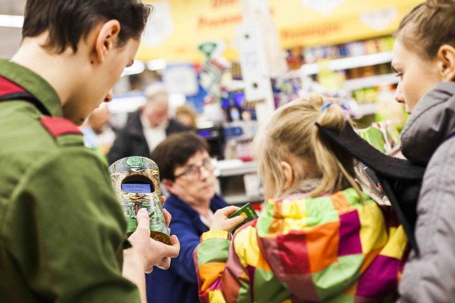Puszka z czytnikiem kart zbliżeniowych może zrewolucjonizować zbiórki charytatywne.