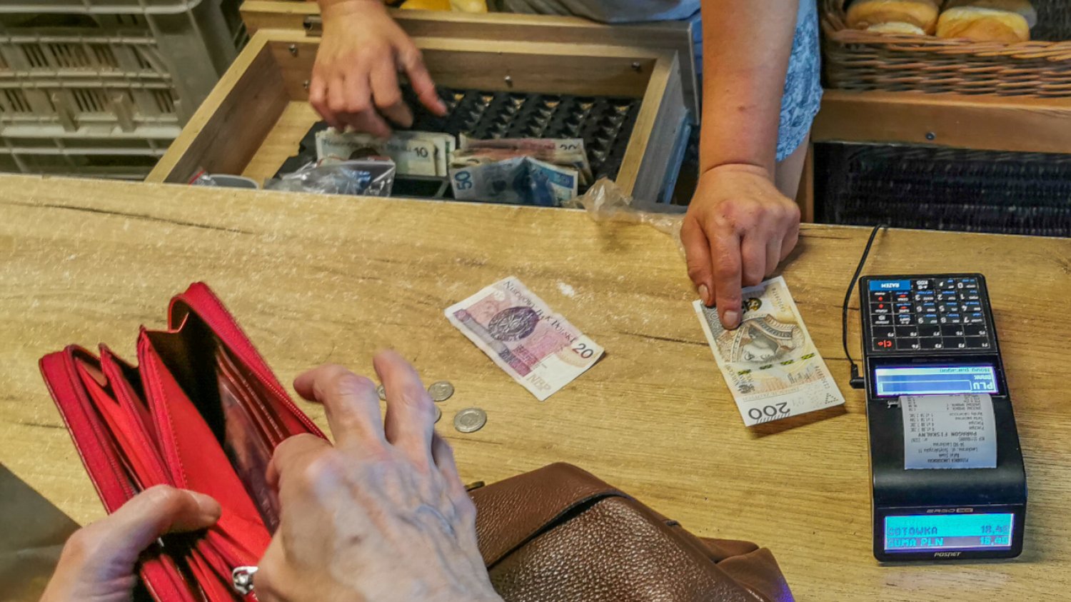 Unia Europejska planuje wprowadzić limity płatności bezgotówkowych. Tym razem mogą objąć osoby prywatne