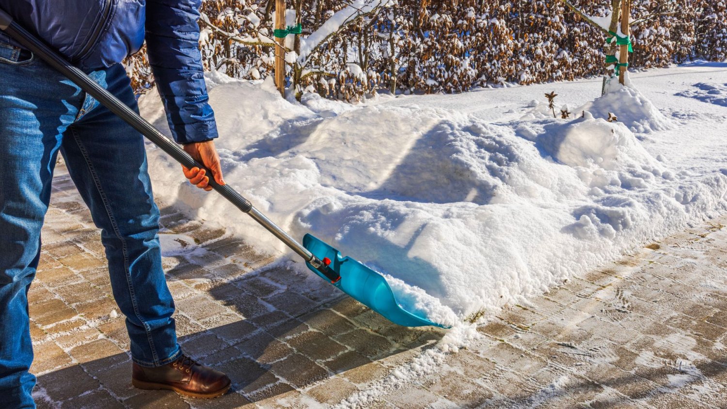Koniec z odśnieżaniem cudzych chodników? Jeden wniosek do TK może wywrócić system