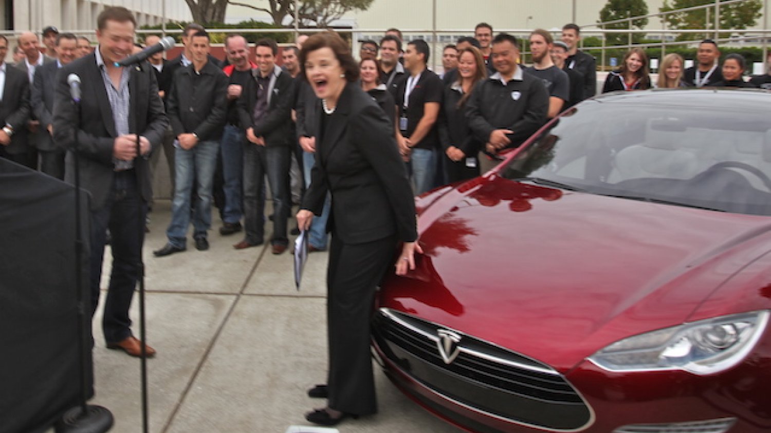 Nowe samochody Tesla będą rozwijać koncept autonomicznych aut.