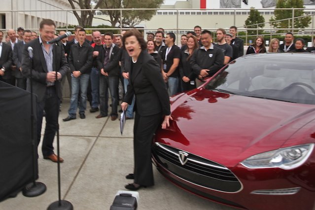 Nowe samochody Tesla będą rozwijać koncept autonomicznych aut.