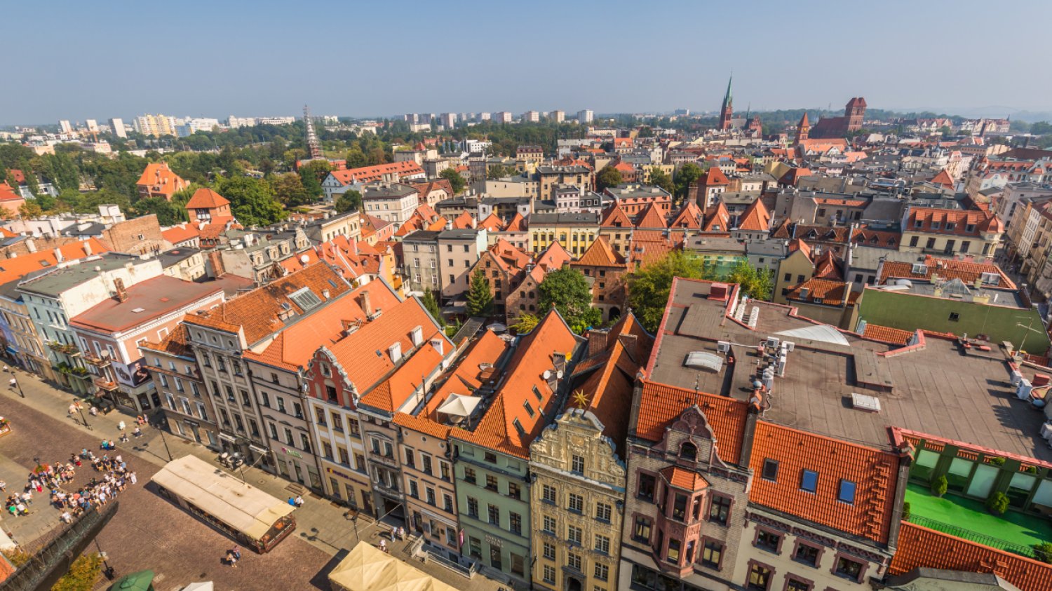 Panorama Starego Miasta w Toruniu w pogodny dzień.