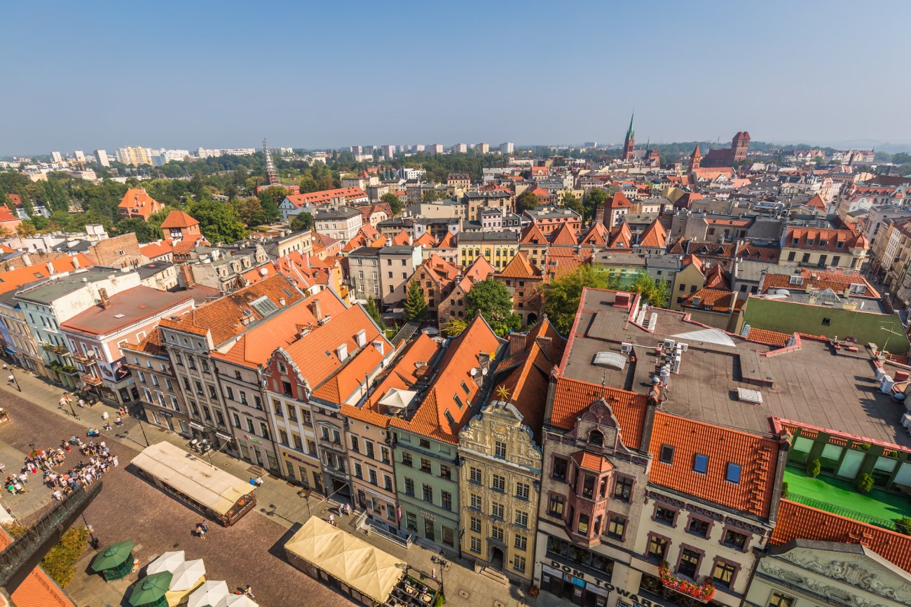 Panorama Starego Miasta w Toruniu w pogodny dzień.