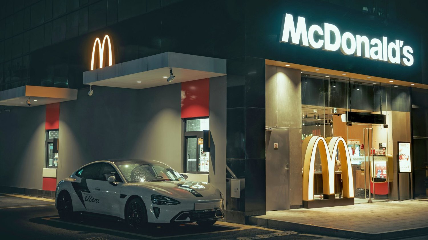 Samochód stojący pod McDonald's.