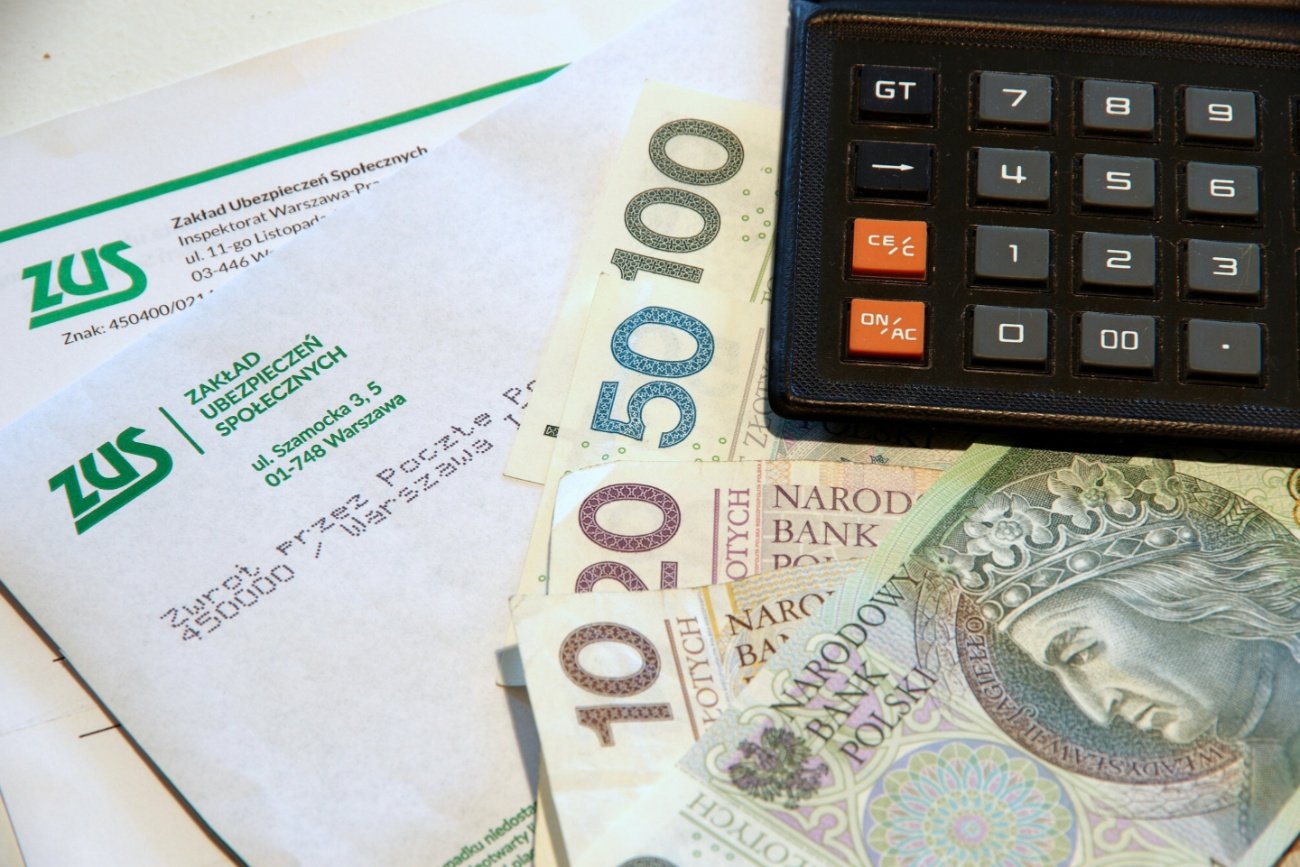 List z ZUS, banknoty, kalkulator.