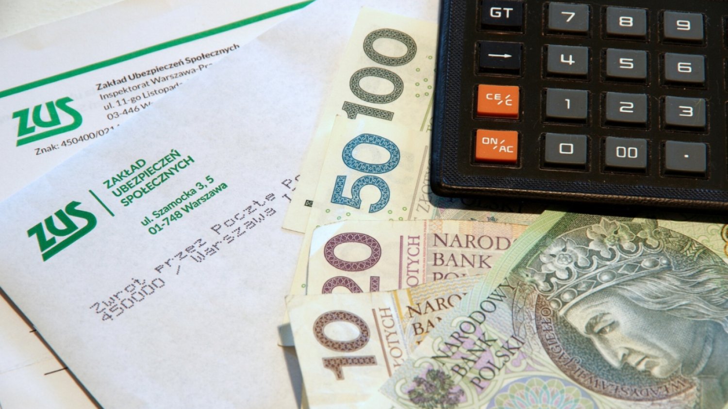 List z ZUS, banknoty, kalkulator.