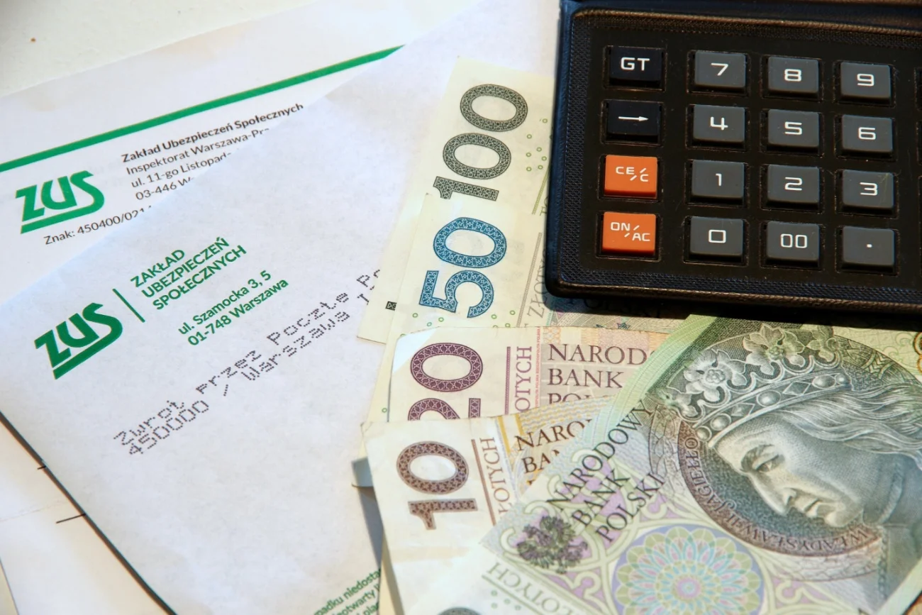 List z ZUS, banknoty, kalkulator.