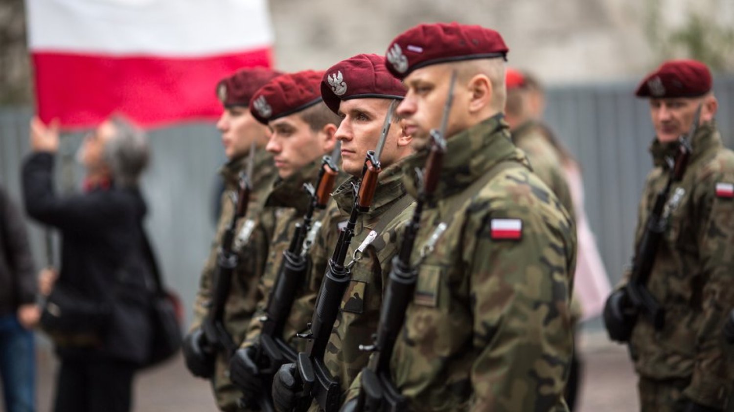 W Polsce w wojsku służy ok. 120 tys. osób.