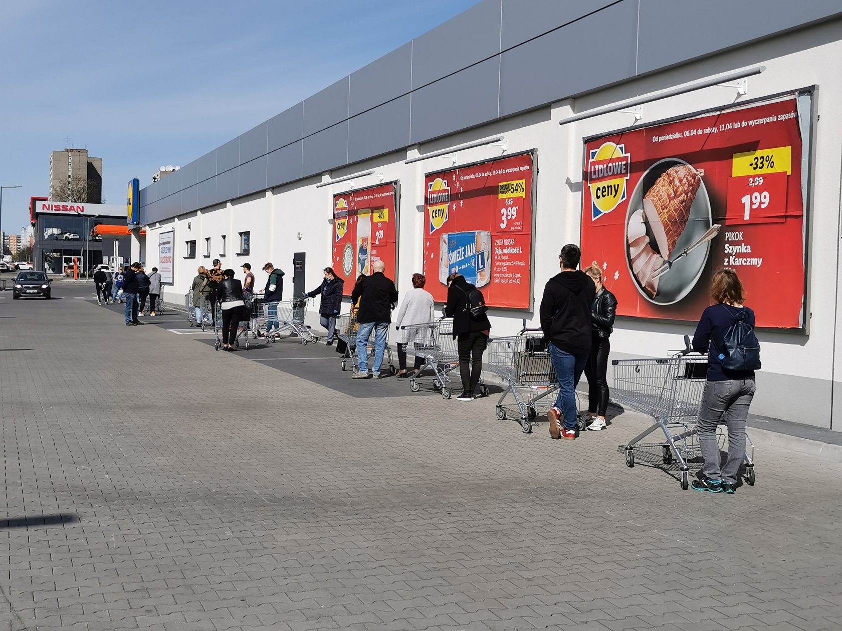 Możliwe, że od poniedziałku kolejki do sklepów będą mniejsze - rząd ma złagodzić ograniczenia w liczbie klientów.