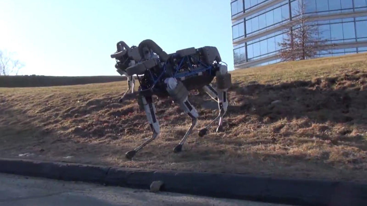 Nowy pies-robot od Boston Dynamics porusza się niemal jak żywy