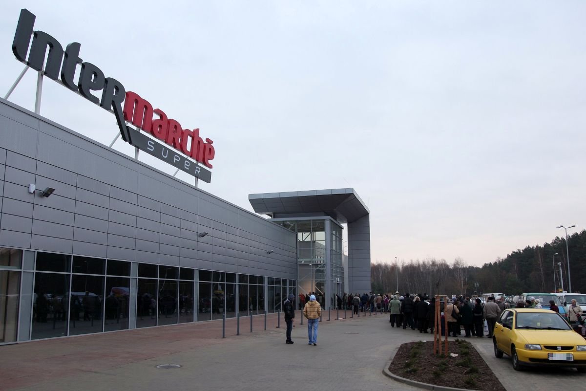 Sklepu Intermarche przyciągają klientów niedługo po otwarciu, potem zainteresowanie często mija