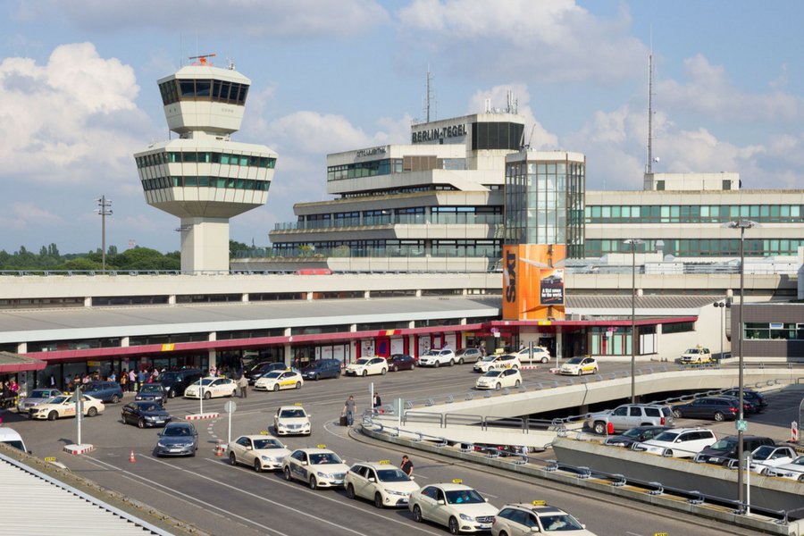 Godzina parkowania przed lotniskiem Berlin-Tegel będzie nas kosztować 12 euro, czyli ponad 50 zł.