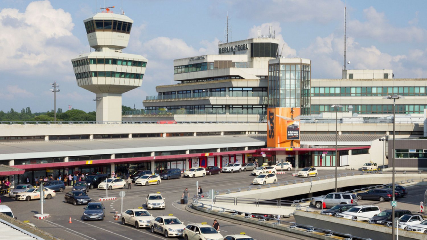 Godzina parkowania przed lotniskiem Berlin-Tegel będzie nas kosztować 12 euro, czyli ponad 50 zł.