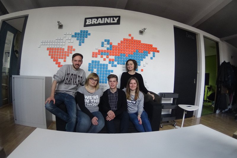 Właśnie rozpoczyna się pierwszy dzień pracy 18-letniego licealisty z Chorzowa, Pawła Perza (w środku) w Brainly, startupie z Krakowa, który podbił USA. Jak widać, nastolatek może liczyć na pomoc w nauce "robienia internetów".