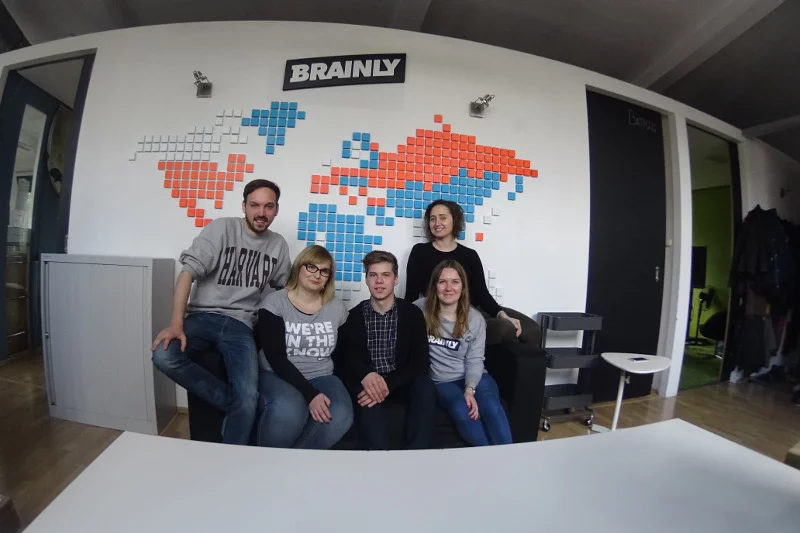 Właśnie rozpoczyna się pierwszy dzień pracy 18-letniego licealisty z Chorzowa, Pawła Perza (w środku) w Brainly, startupie z Krakowa, który podbił USA. Jak widać, nastolatek może liczyć na pomoc w nauce "robienia internetów".