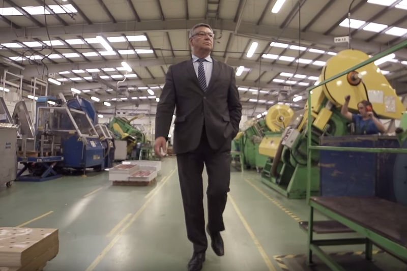 Krzysztof Grządziel dorobił się majątku na zakrętkach.