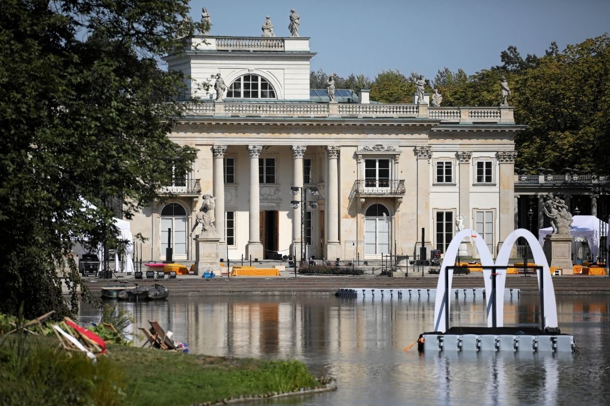 Logo McDonald's w Łazienkach Królewskich wzbudziło w internecie ogromne oburzenie. Do sprawy odniósł się nawet prezydent Warszawy Rafał Trzaskowski.
