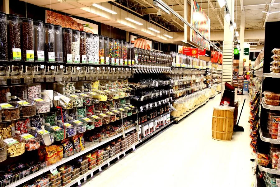 Supermarkety też mogą skorzystać na zakazie handlu w niedzielę.