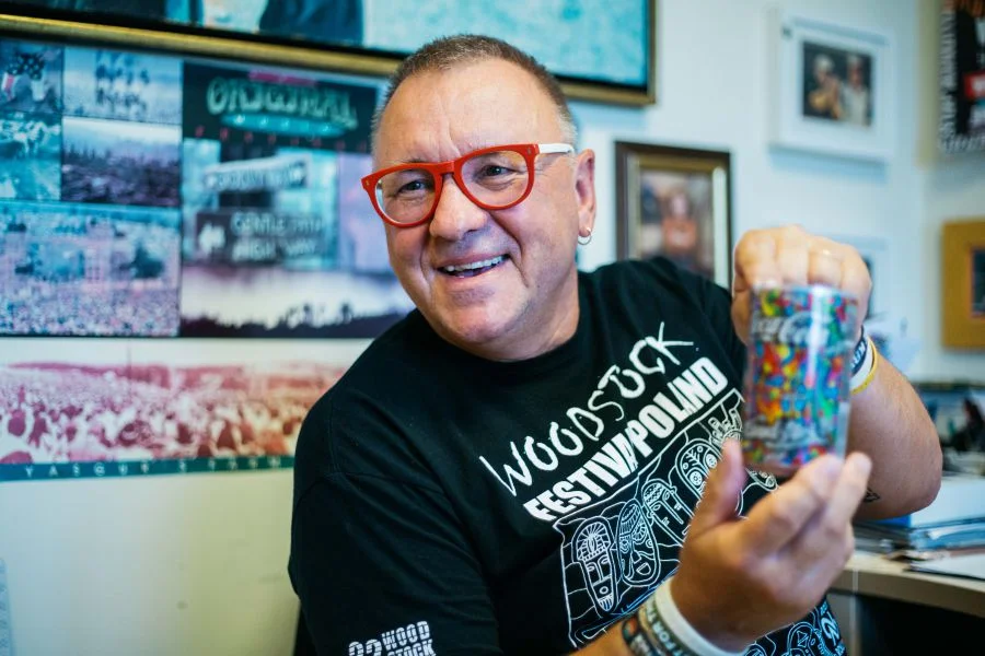 Jurek Owsiak prezentuje specjalną puszkę, którą wraz z Coca-Colą przygotowali na tegoroczny Przystanek Woodstock.