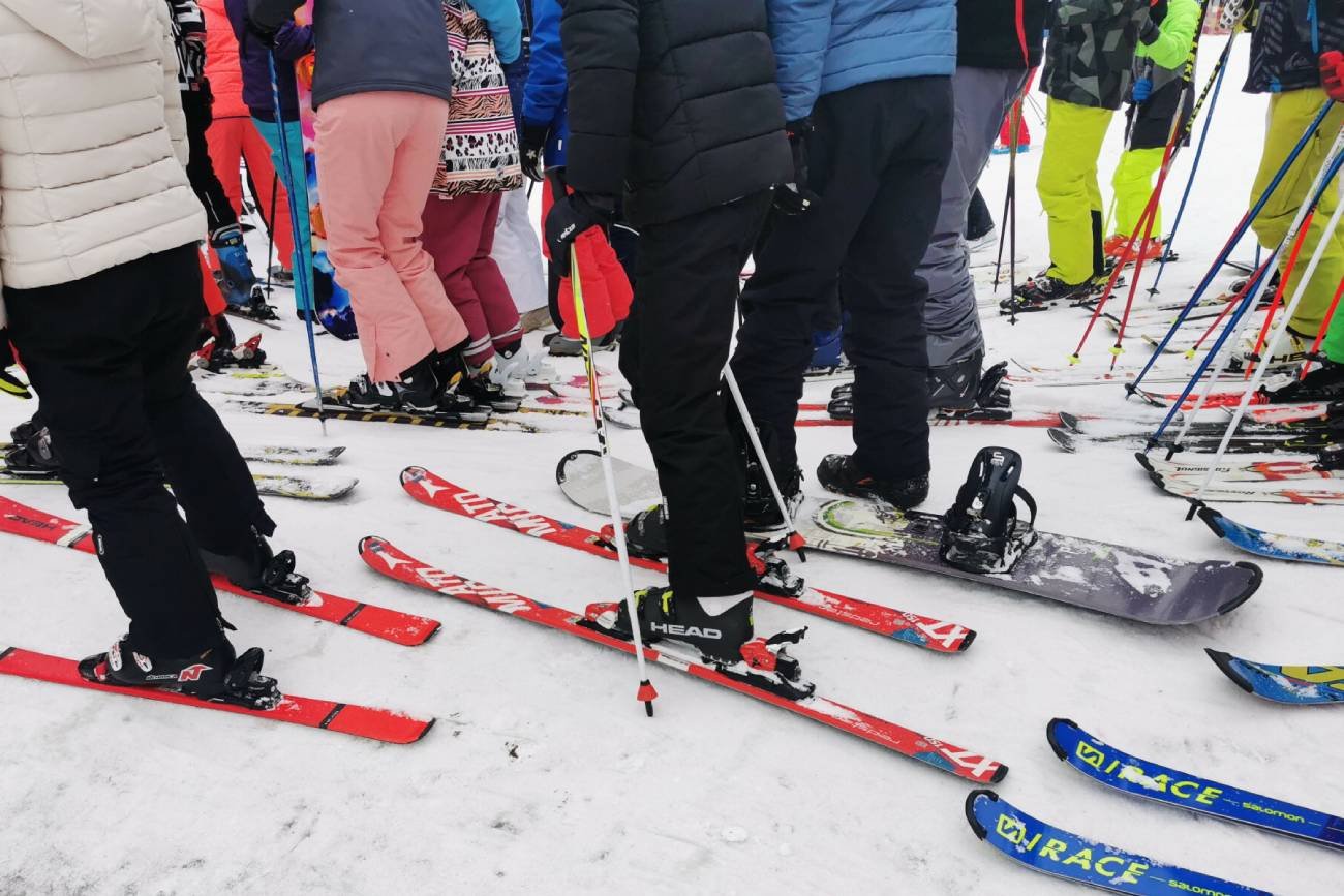 Grupa osób na nartach.