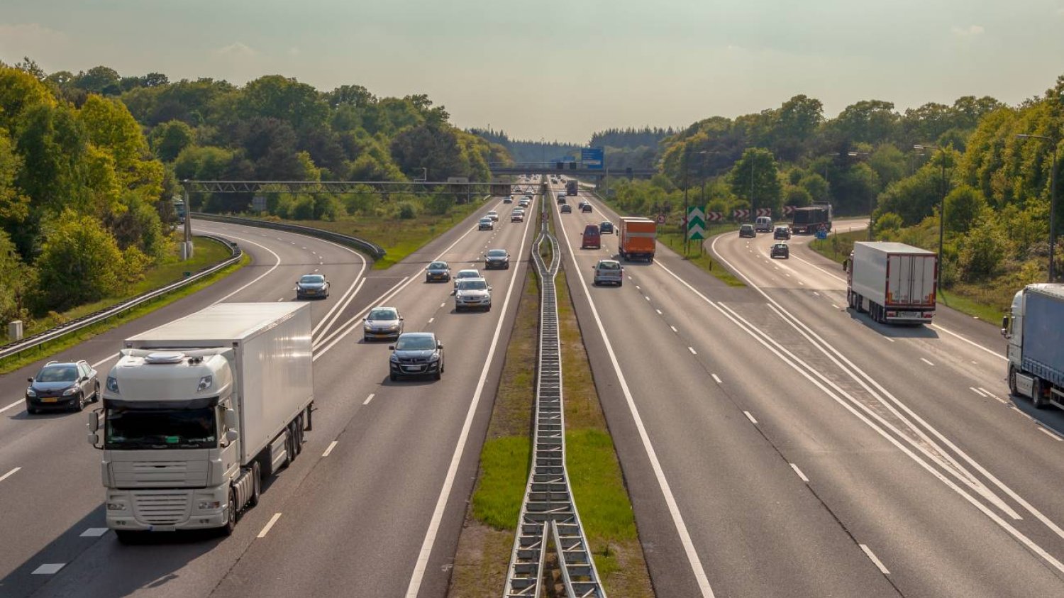 samochody na autostradzie