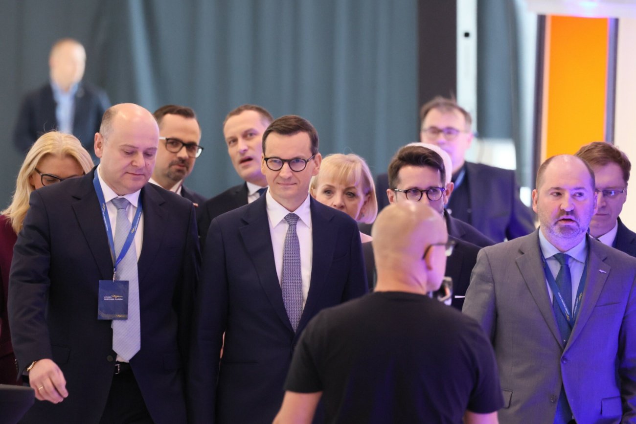 Morawiecki "zdejmuje klątwę z Radomia". Lotnisko w tym mieście otwarte (i poświęcone)