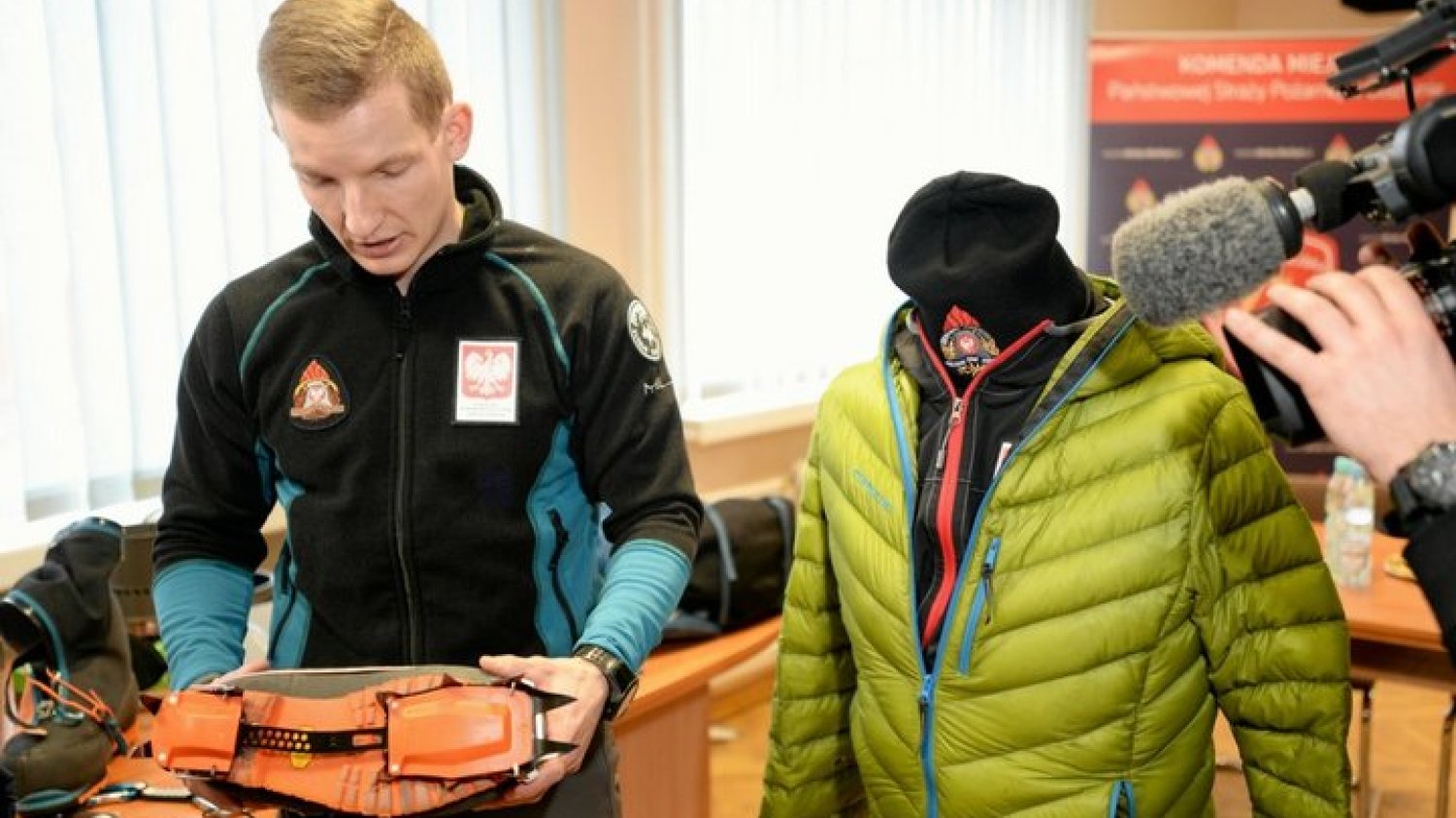 Zawód strażaka cieszy się największym uznaniem, większym niż profesor czy lekarz. Niestety, poważanie społeczne nie przekłada się to na zarobki.