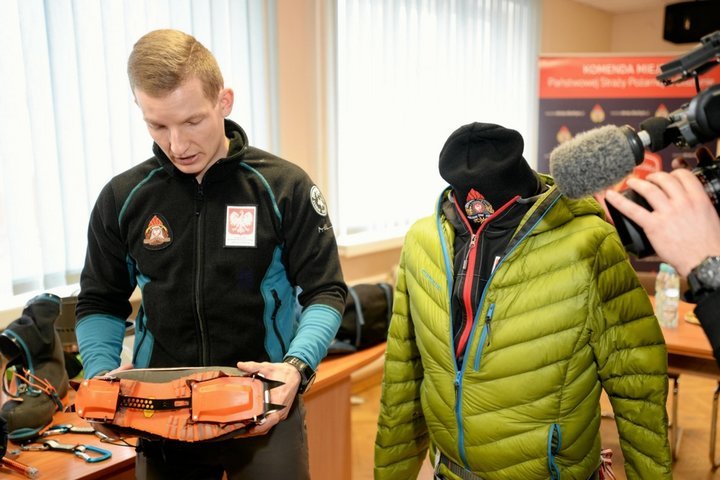 Zawód strażaka cieszy się największym uznaniem, większym niż profesor czy lekarz. Niestety, poważanie społeczne nie przekłada się to na zarobki.